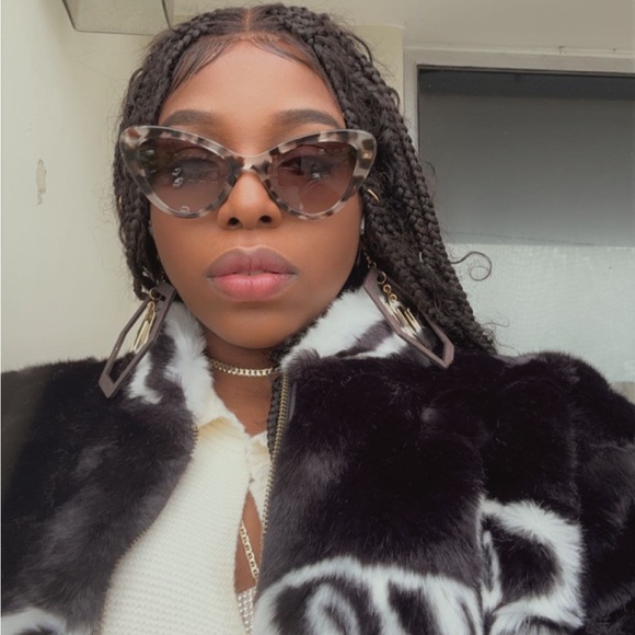 Authentic- PRADA Grey Gradient Cat Eye Ladies Sunglasses
PR 13YS UAO0A7 52 - Picture 4 of 13